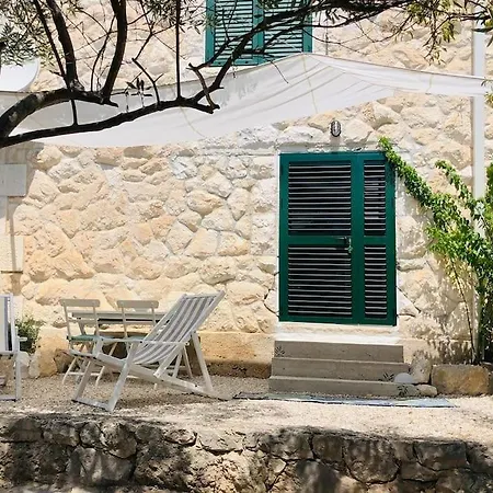 Garden Chill-room With Its Own Garden And Kitchen *